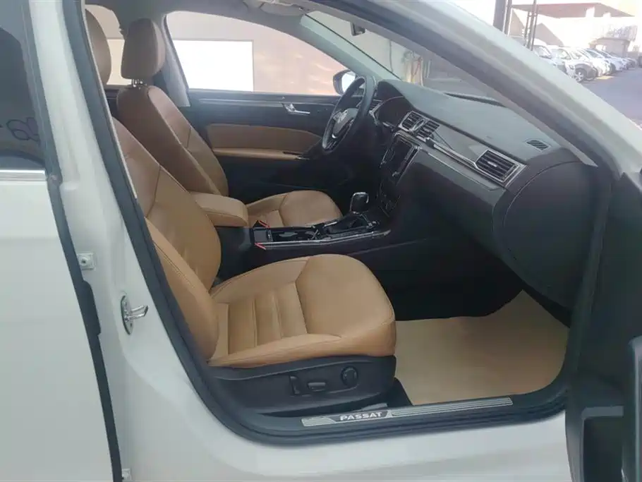 Volkswagen Passat 2017 330TSI DSG Luxury фото 8