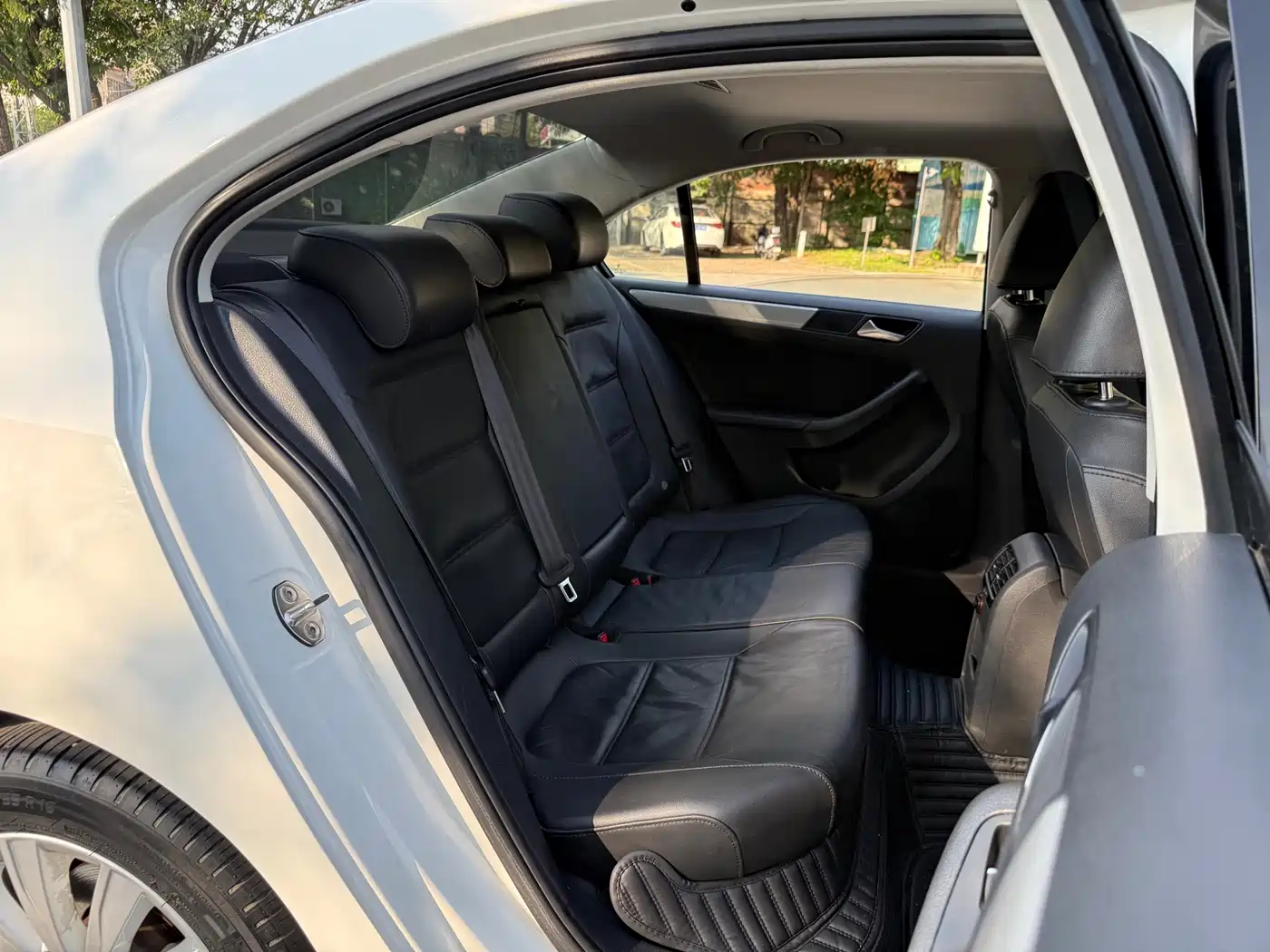Volkswagen Sagitar 2014 1.6L Automatic Comfort фото 16
