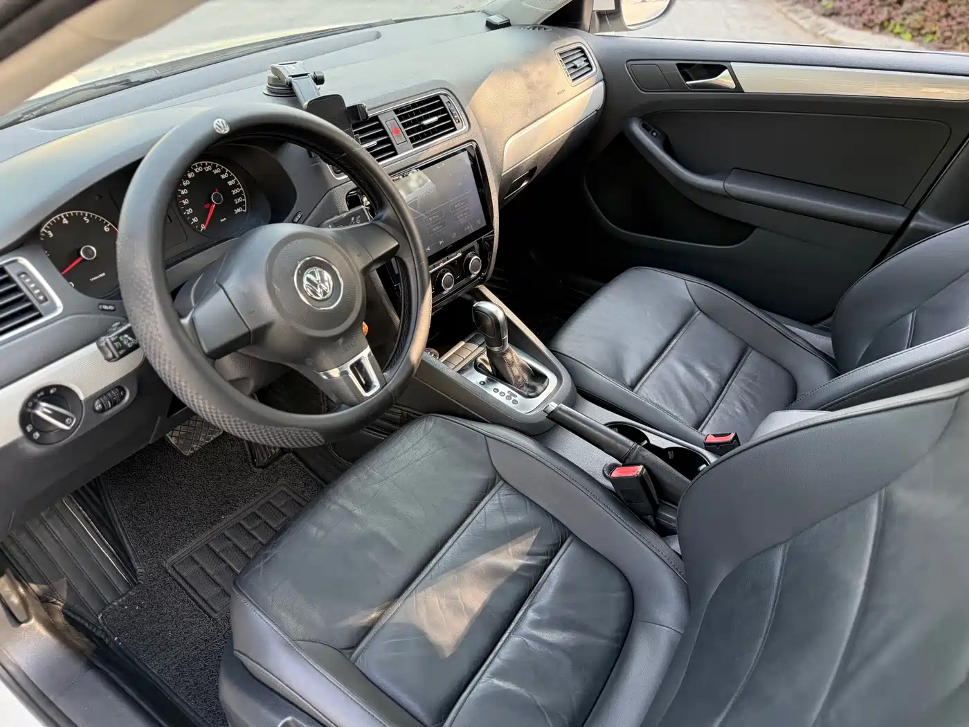 Volkswagen Sagitar 2014 1.6L Automatic Comfort фото 10