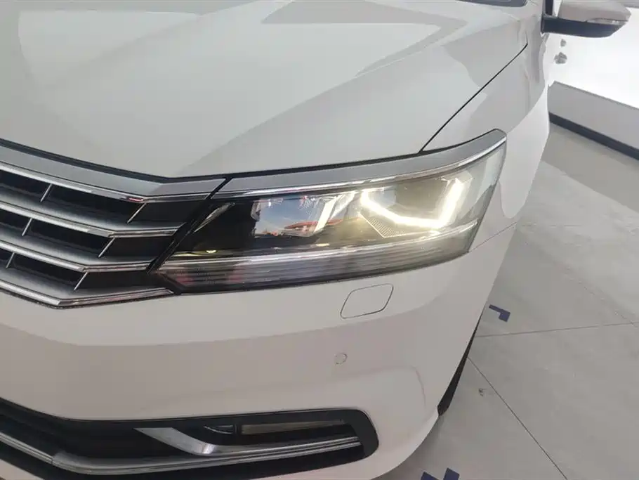 Volkswagen Passat 2017 330TSI DSG Luxury фото 5