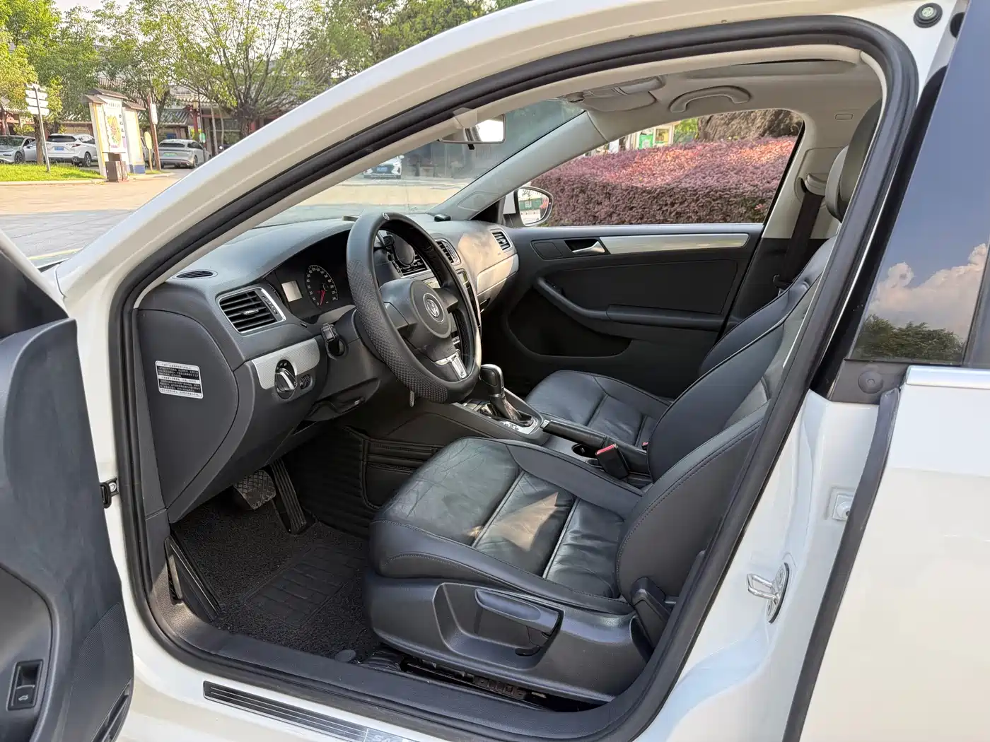 Volkswagen Sagitar 2014 1.6L Automatic Comfort фото 9