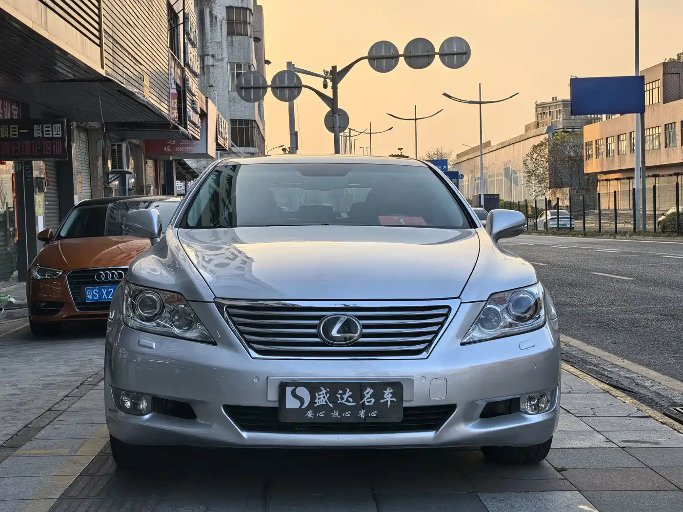 Фото 2 - Lexus LS