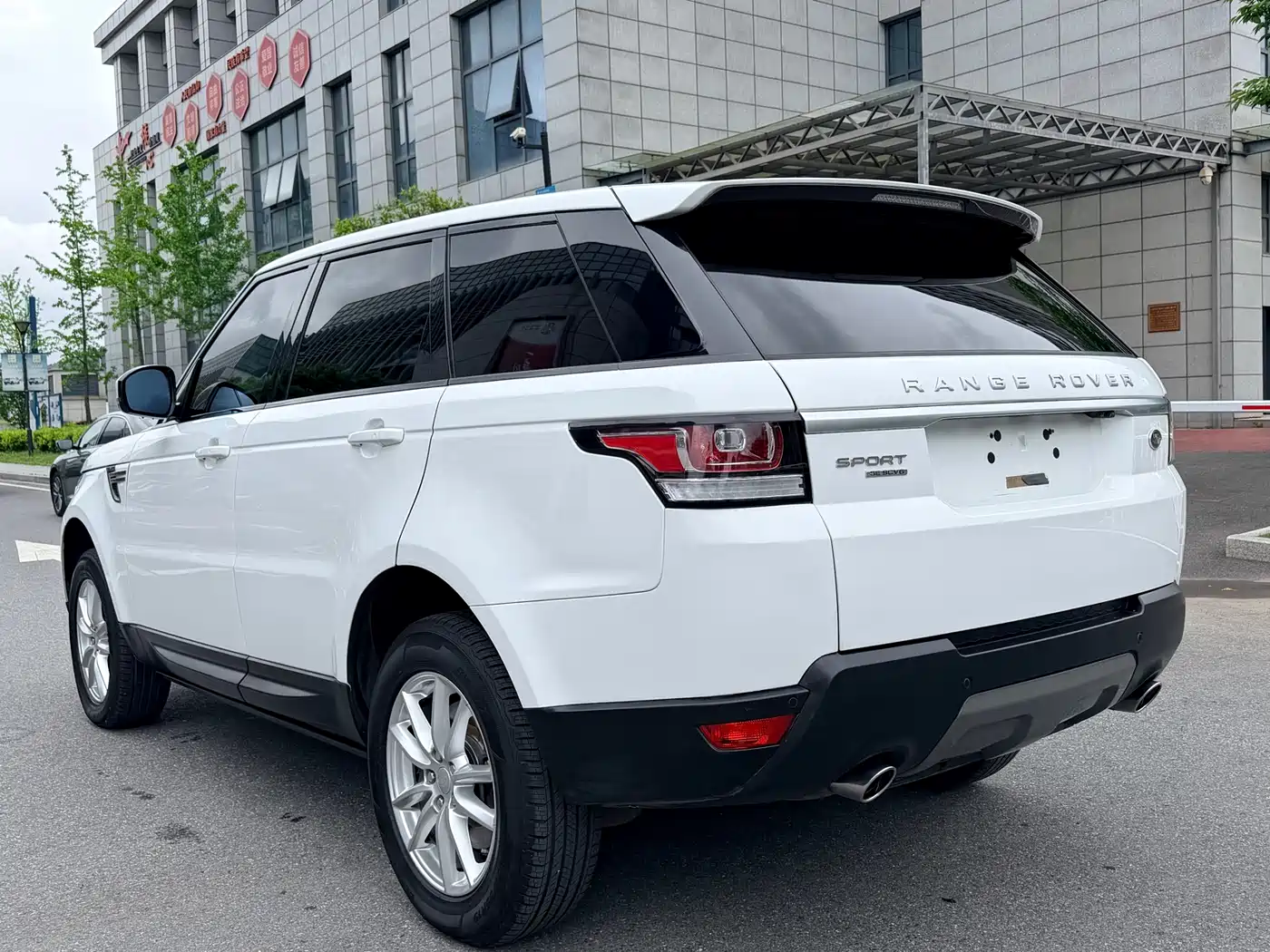 Land Rover Range Rover Sport 2016 Model 3.0 SC V6 SE фото 18