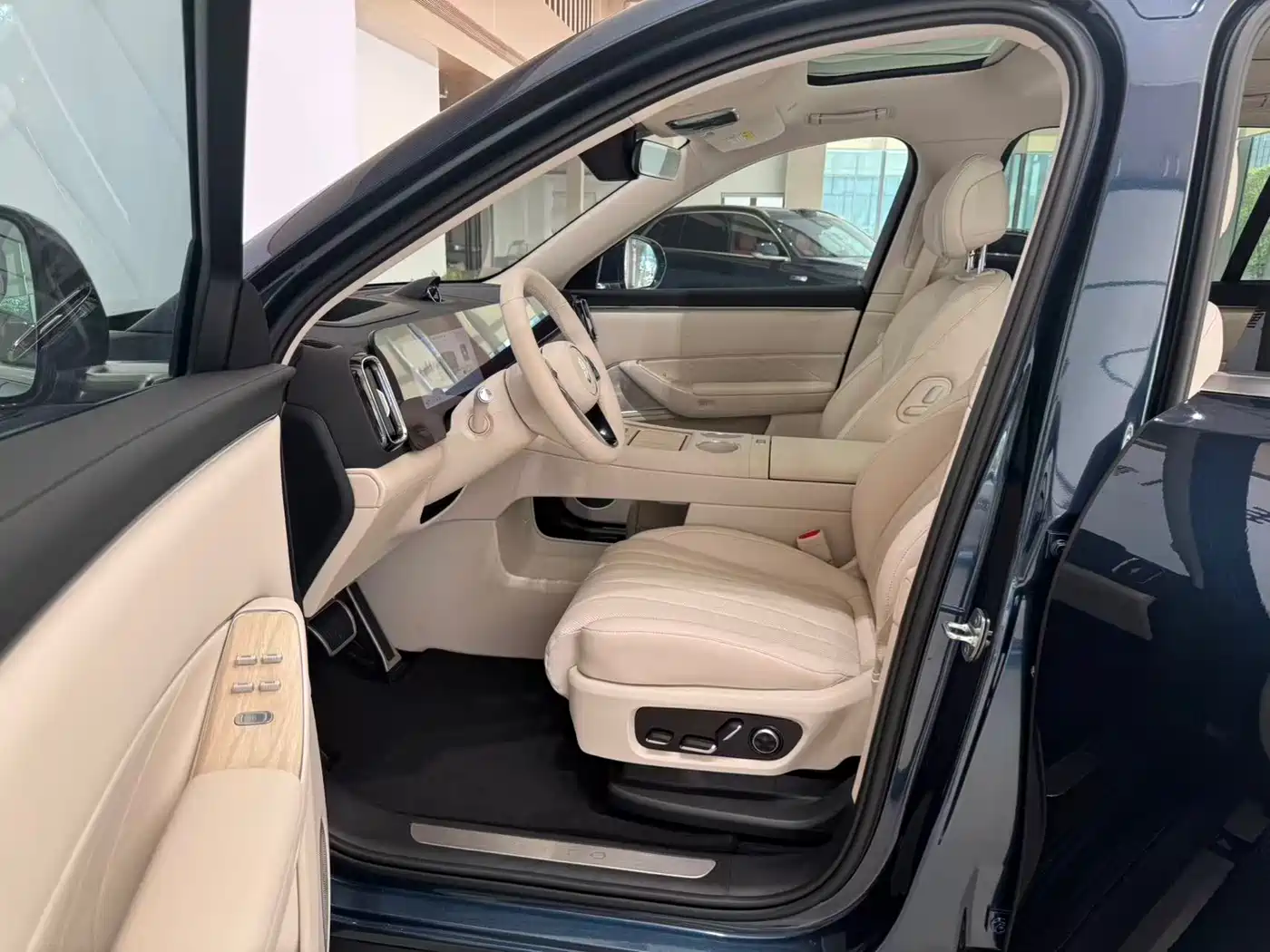 AITO Wenjie AITO M8 2025 Model Extended Range Max+ Edition 53.4kWh 6-Seater фото 8
