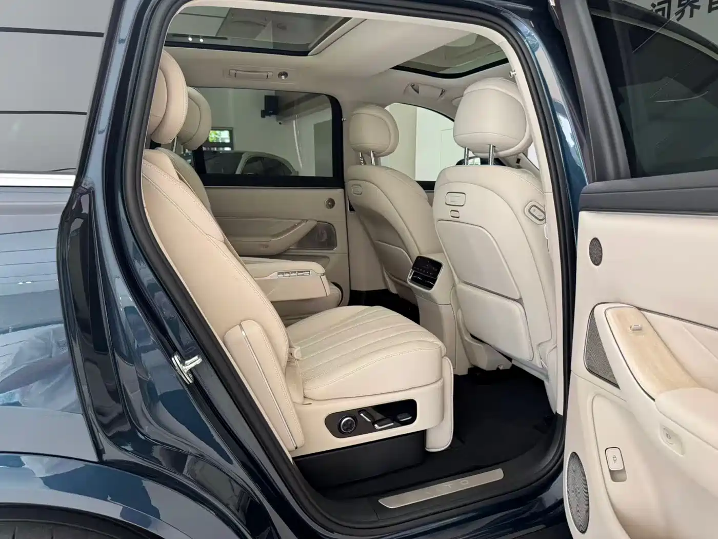 AITO Wenjie AITO M8 2025 Model Extended Range Max+ Edition 53.4kWh 6-Seater фото 11