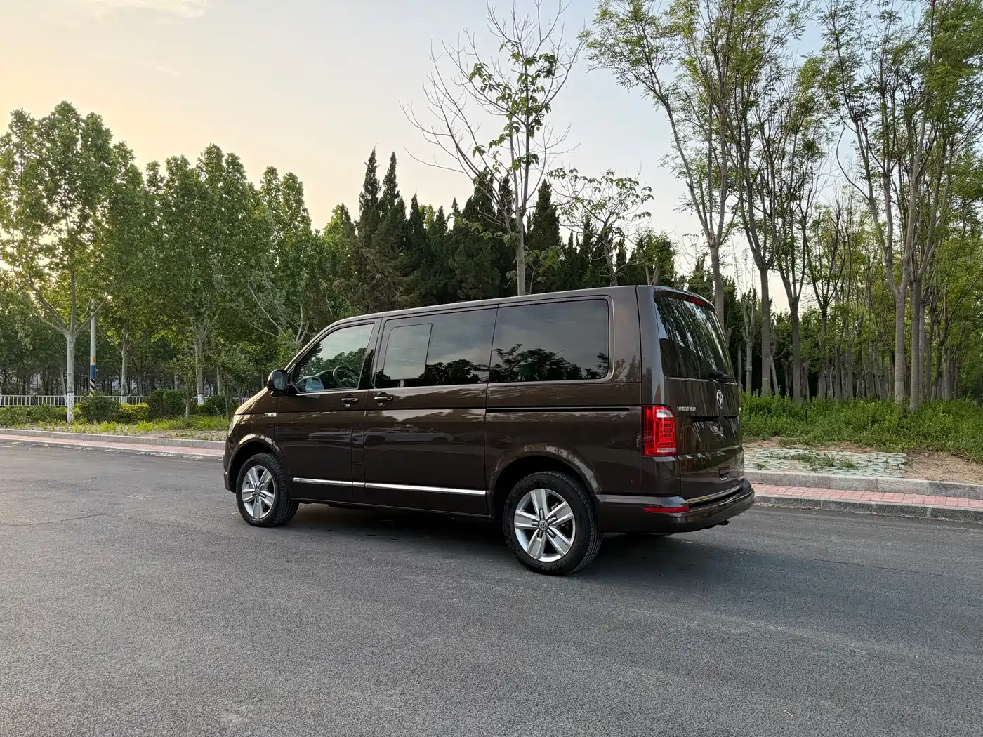 Volkswagen Multivan 2016 2.0TSI 4WD Prestige 7-Seater фото 5