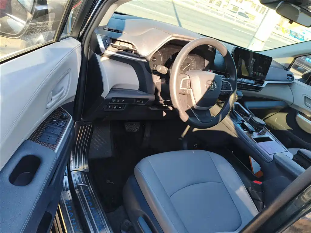 Toyota Granvia 2023 2.5L Hybrid Luxury Edition фото 13