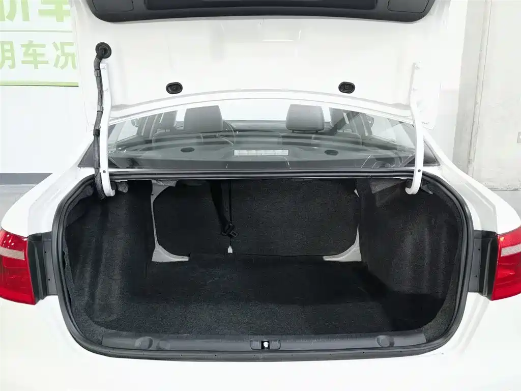 Volkswagen Lavida 2013 Facelift Classic 1.6L Automatic Comfort фото 16