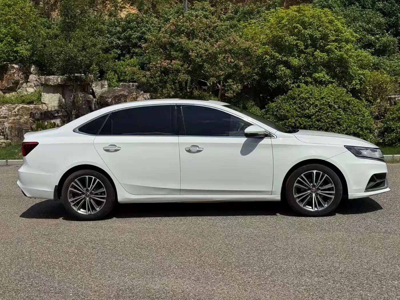 Roewe i6 2020 2020 PLUS 1.6L CVT 4G Connected Glory Holographic Edition