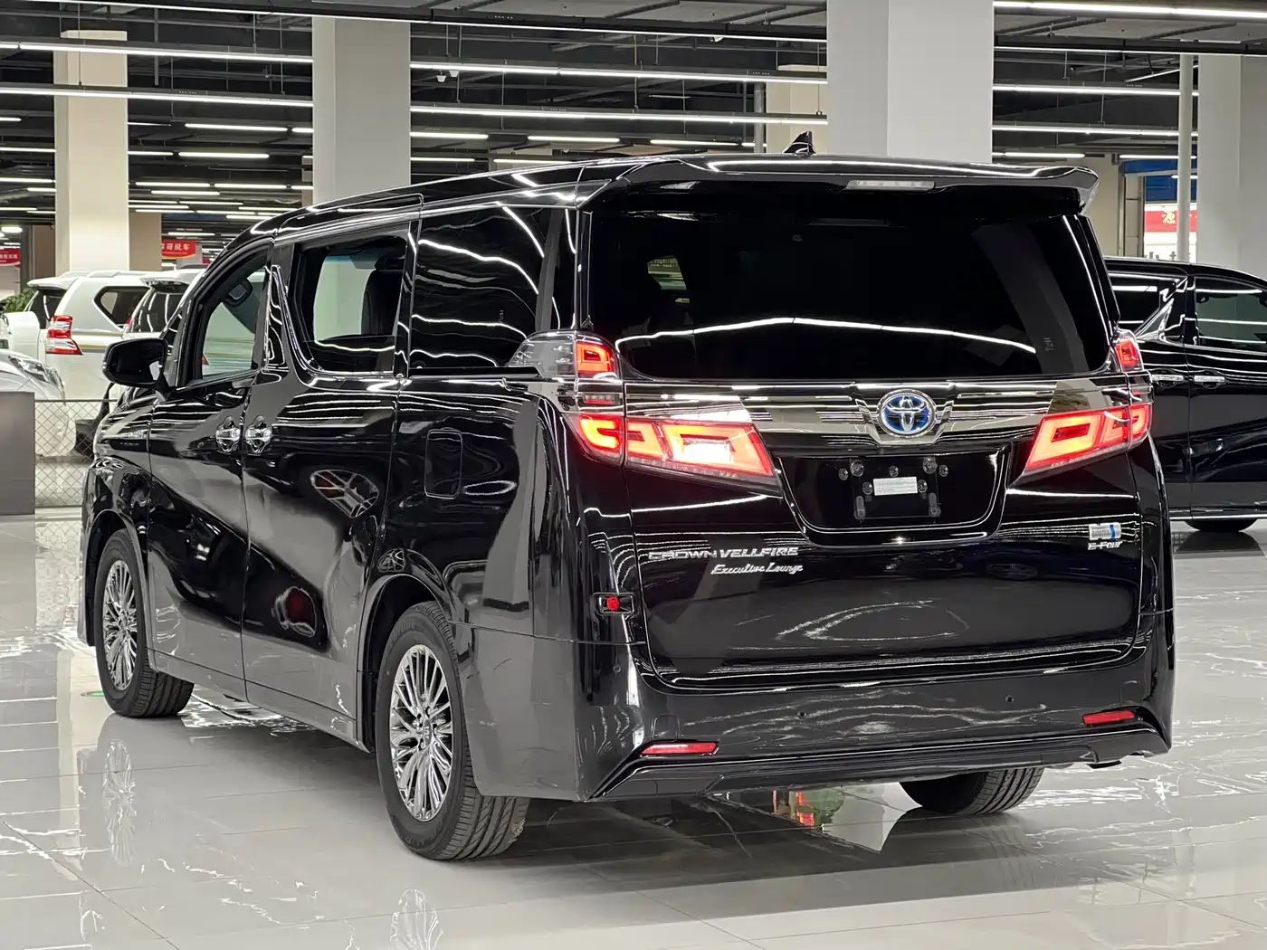 Toyota Vellfire 2021 Crown Hybrid 2.5L HV Premium Edition фото 6