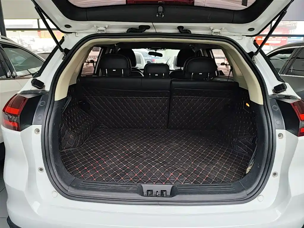 Фото 19 - Geely Atlas