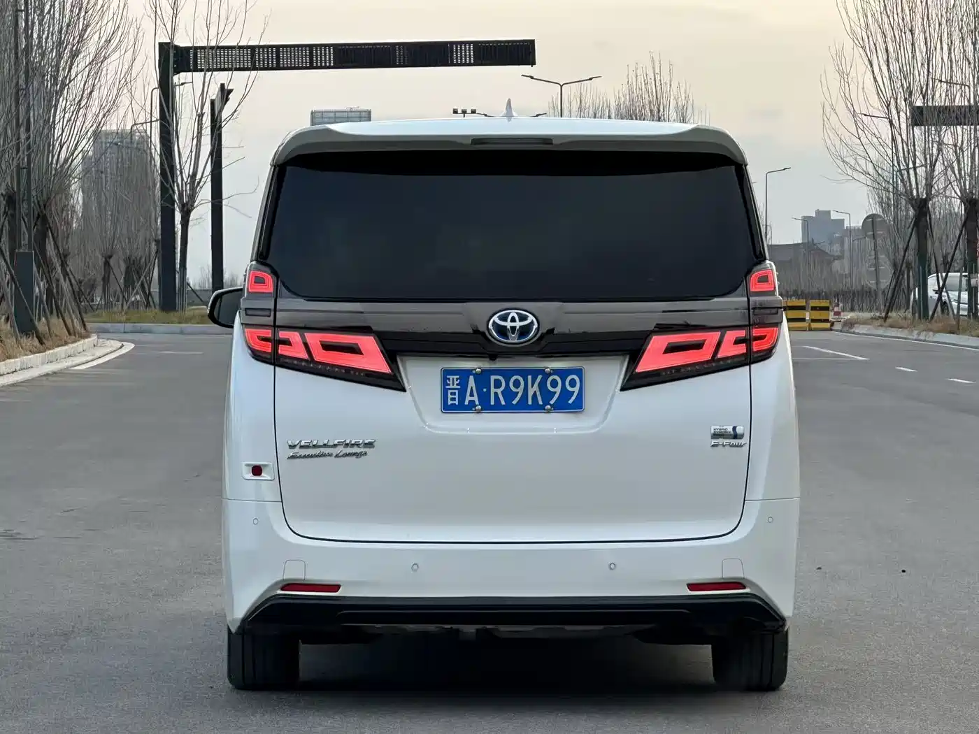 Toyota Vellfire 2020 Hybrid 2.5L Black Gold Limited Edition фото 6