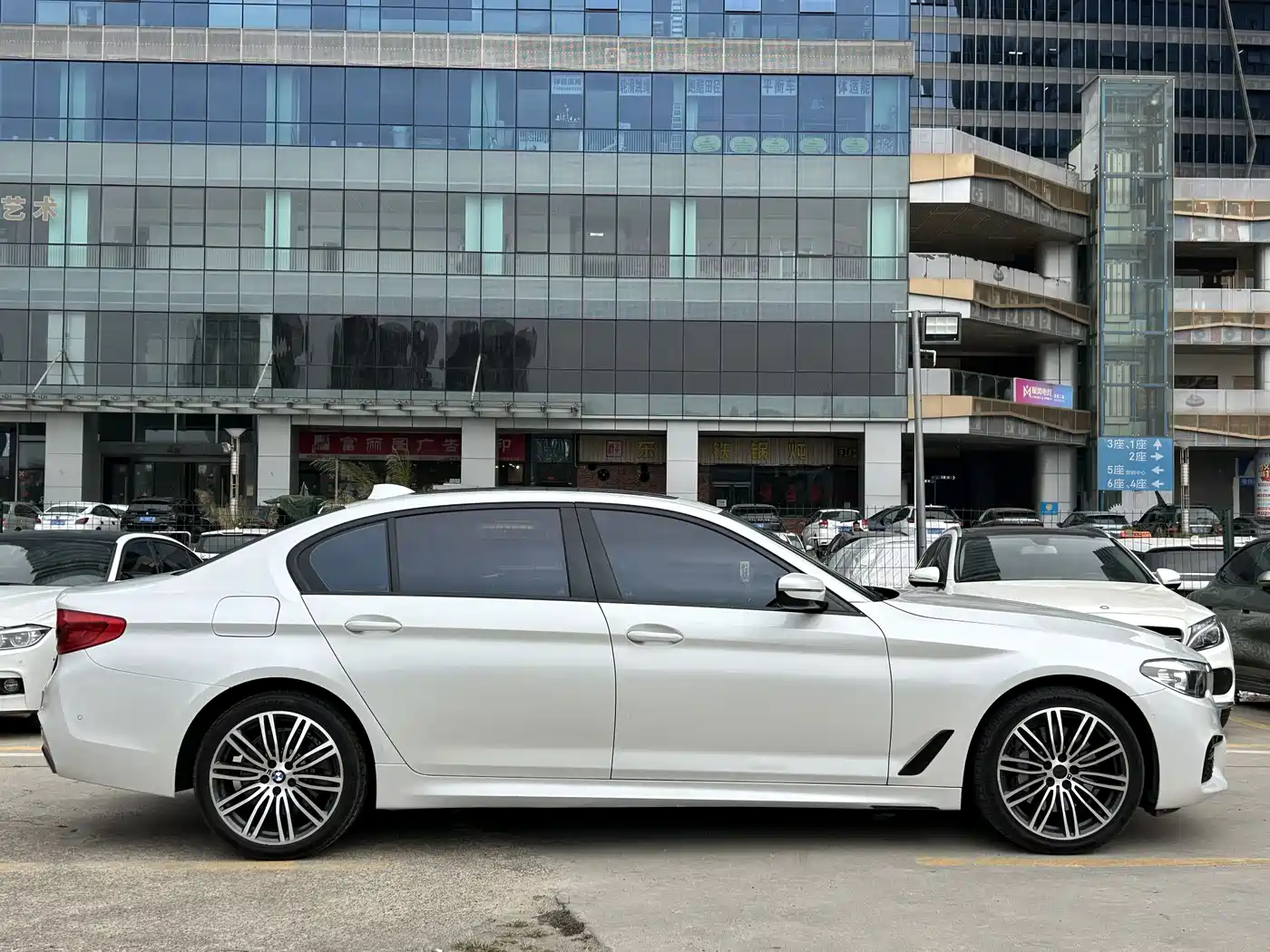BMW 5 Series 2019 530Li Leading M Sport Package фото 4