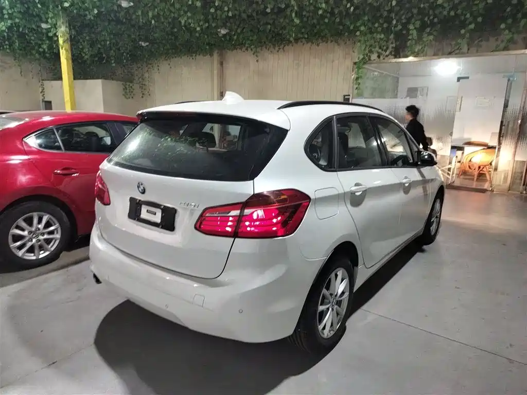 BMW 2 Series Touring 2018 218i Sport Line фото 6