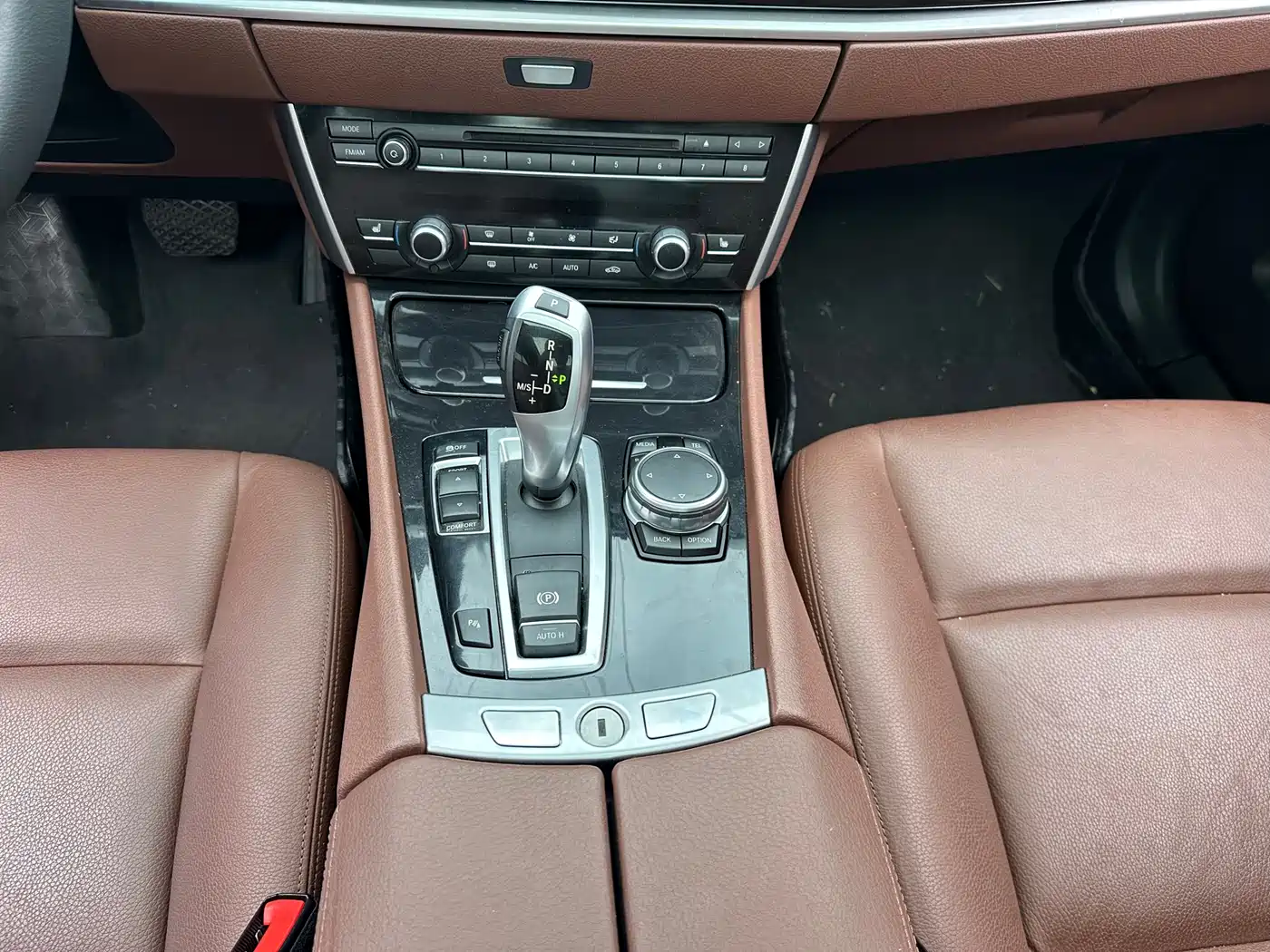 BMW 5 Series GT 2015 528i Leading фото 23