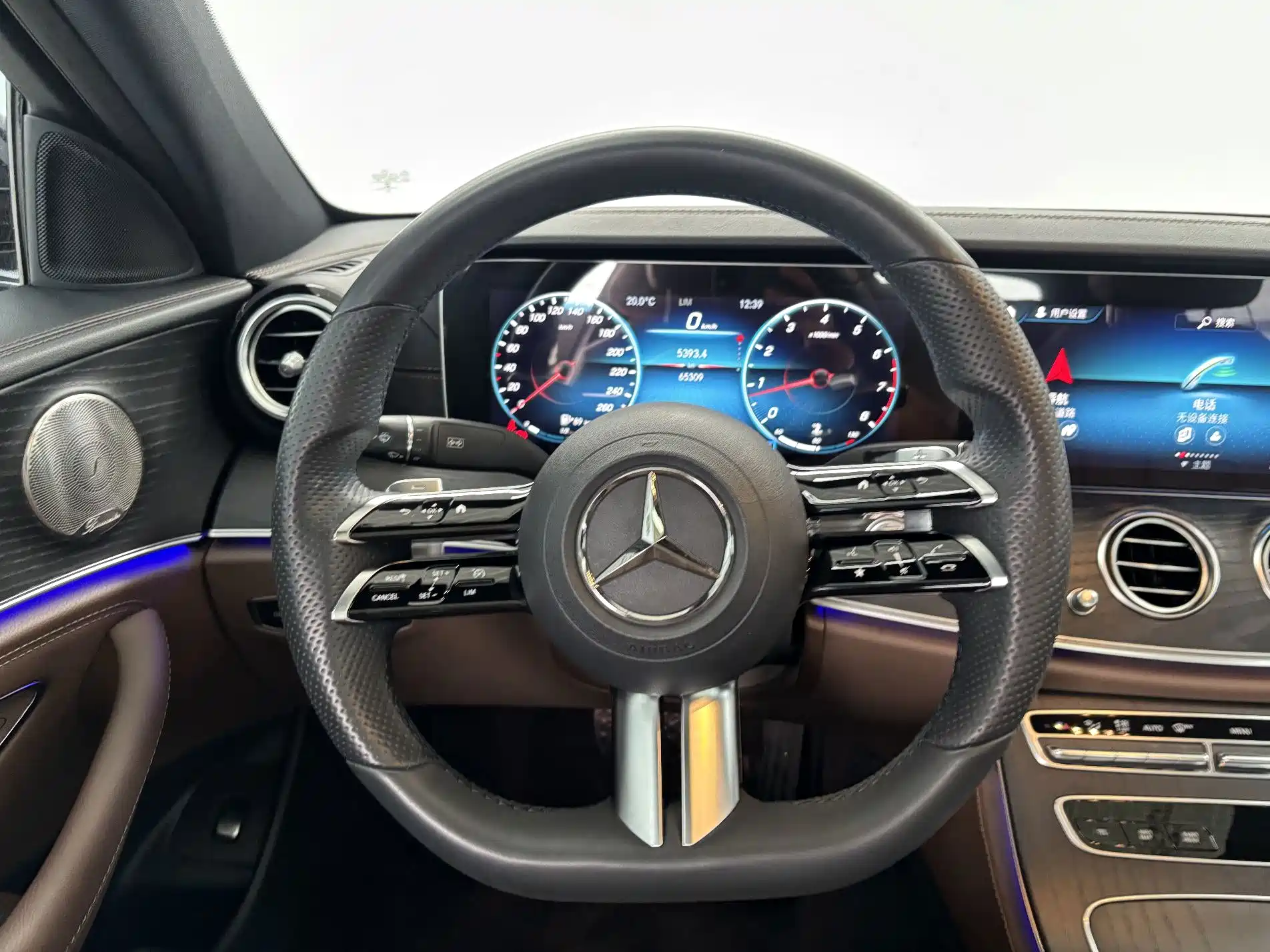 Фото 16 - Mercedes-Benz E-Class