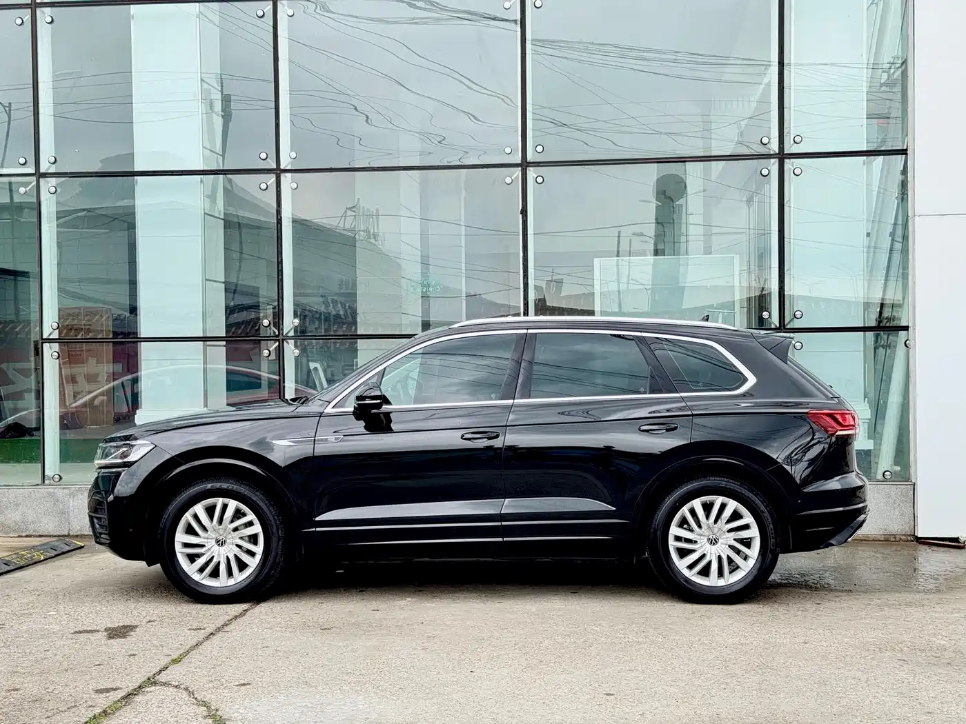 Volkswagen Touareg 2024 2023 2.0TSI R-Line Edition