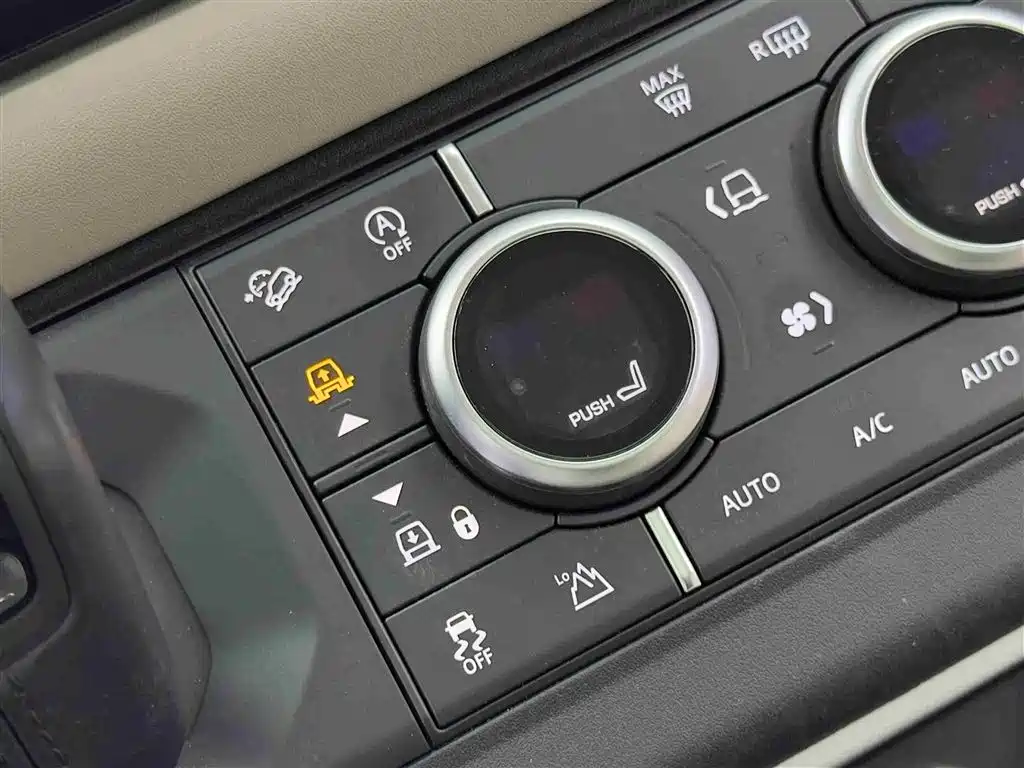 Land Rover Defender 2022 Model 90 2.0T P300 Tiger Ambition Edition фото 13
