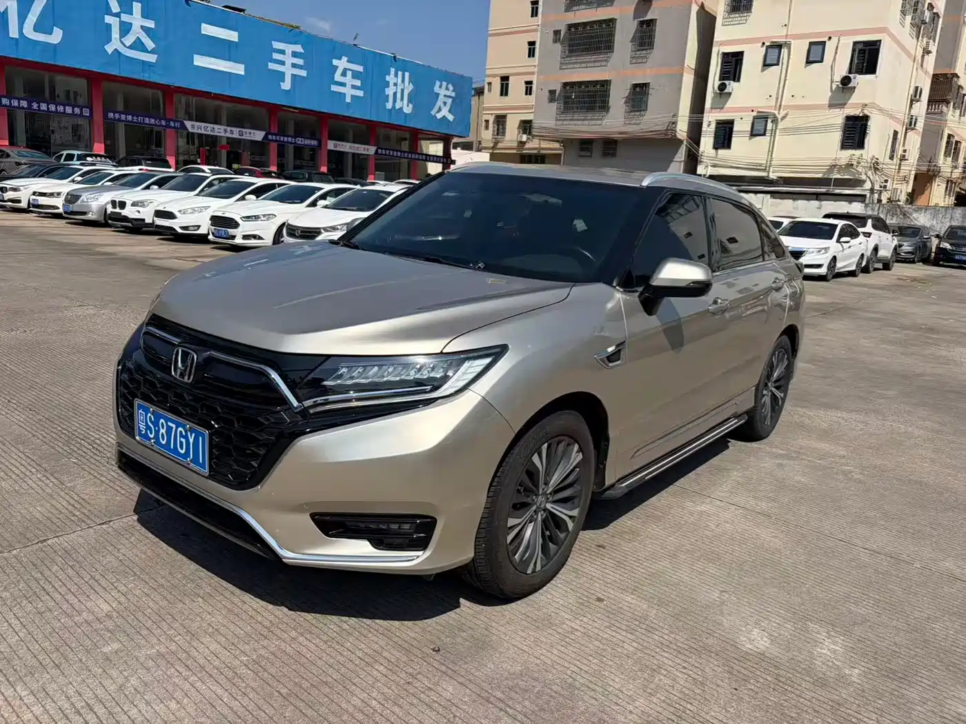 Photo 2 - Honda UR-V