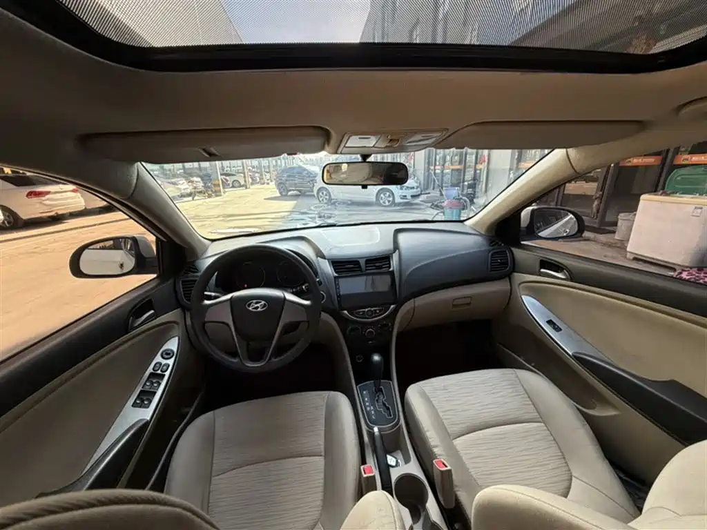 Hyundai Verna 2014 1.4L Automatic Leading GLX фото 12