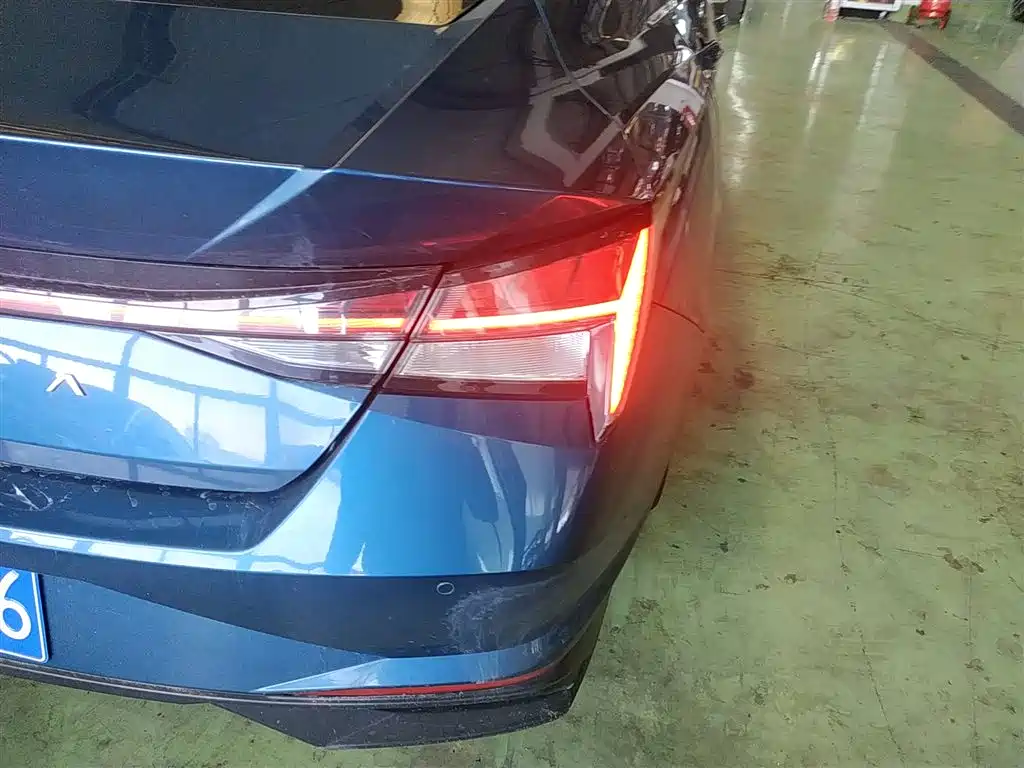 Hyundai Elantra 2021 1.5L CVT LUX Premium Edition фото 8