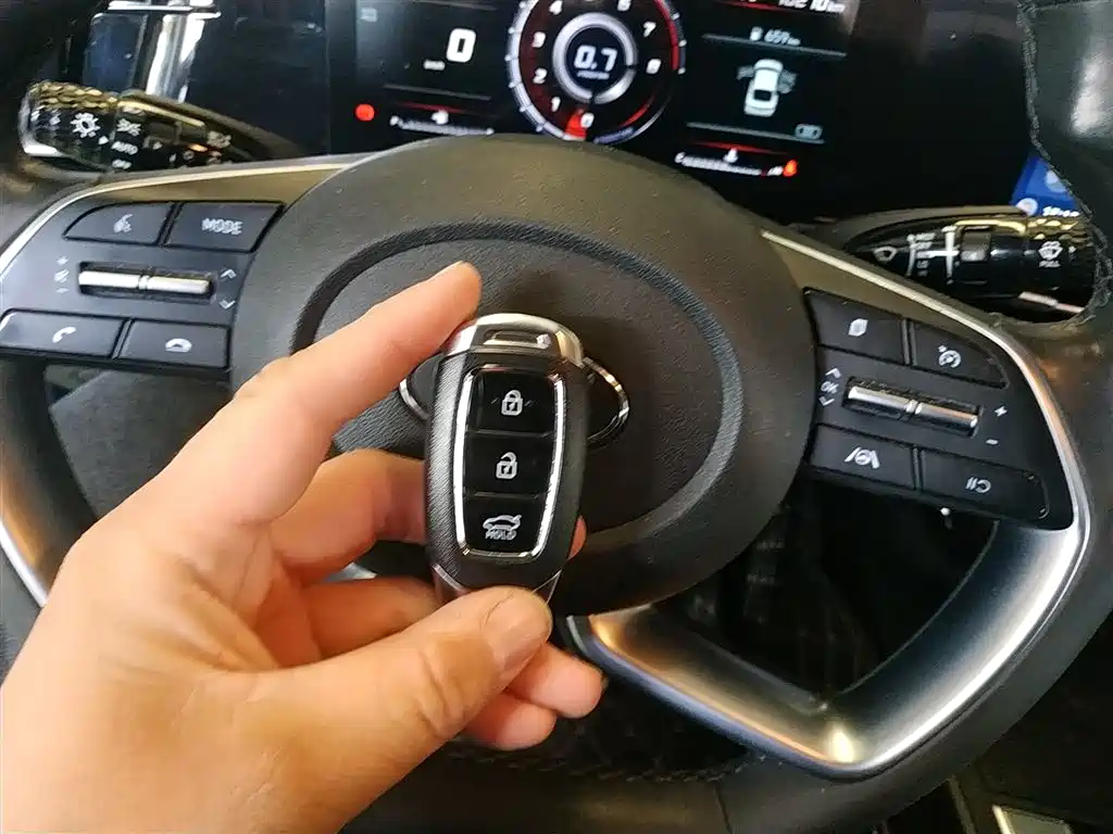 Hyundai Elantra 2021 1.5L CVT LUX Premium Edition фото 9