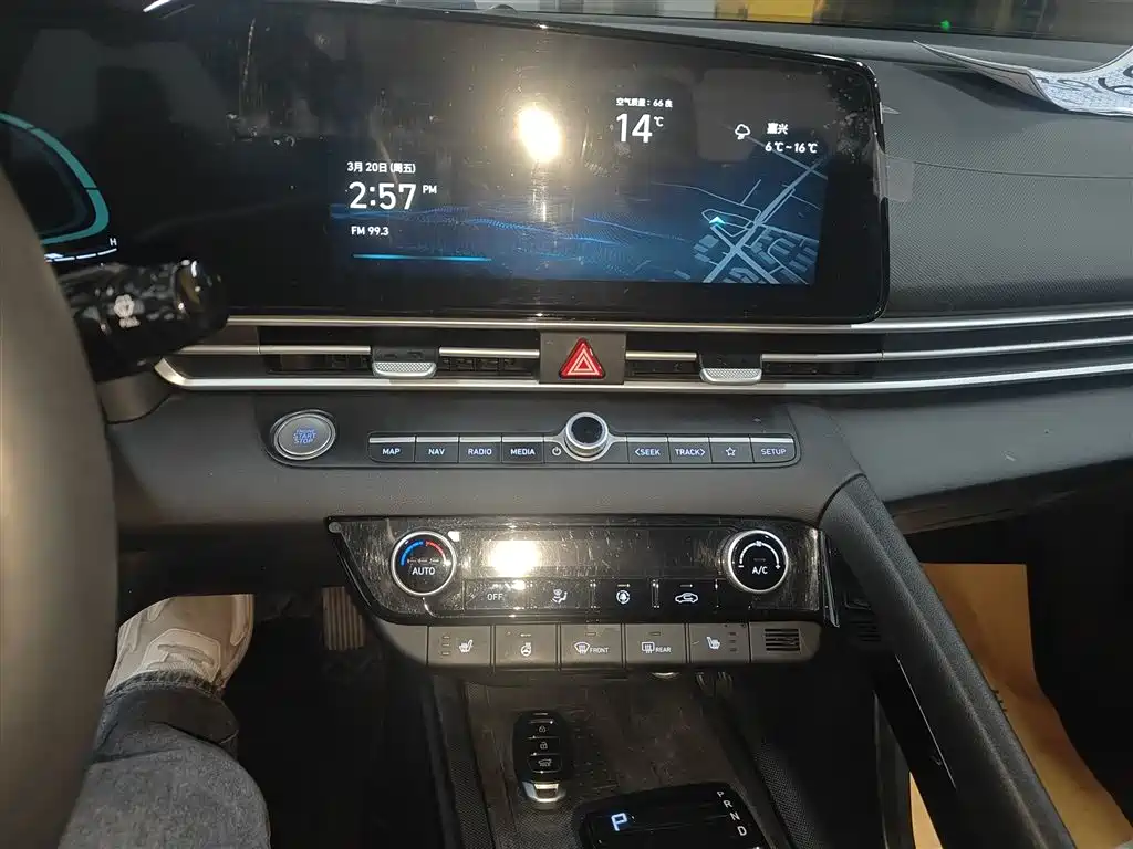 Hyundai Elantra 2023 Model 1.5L CVT LUX Premium Edition фото 13