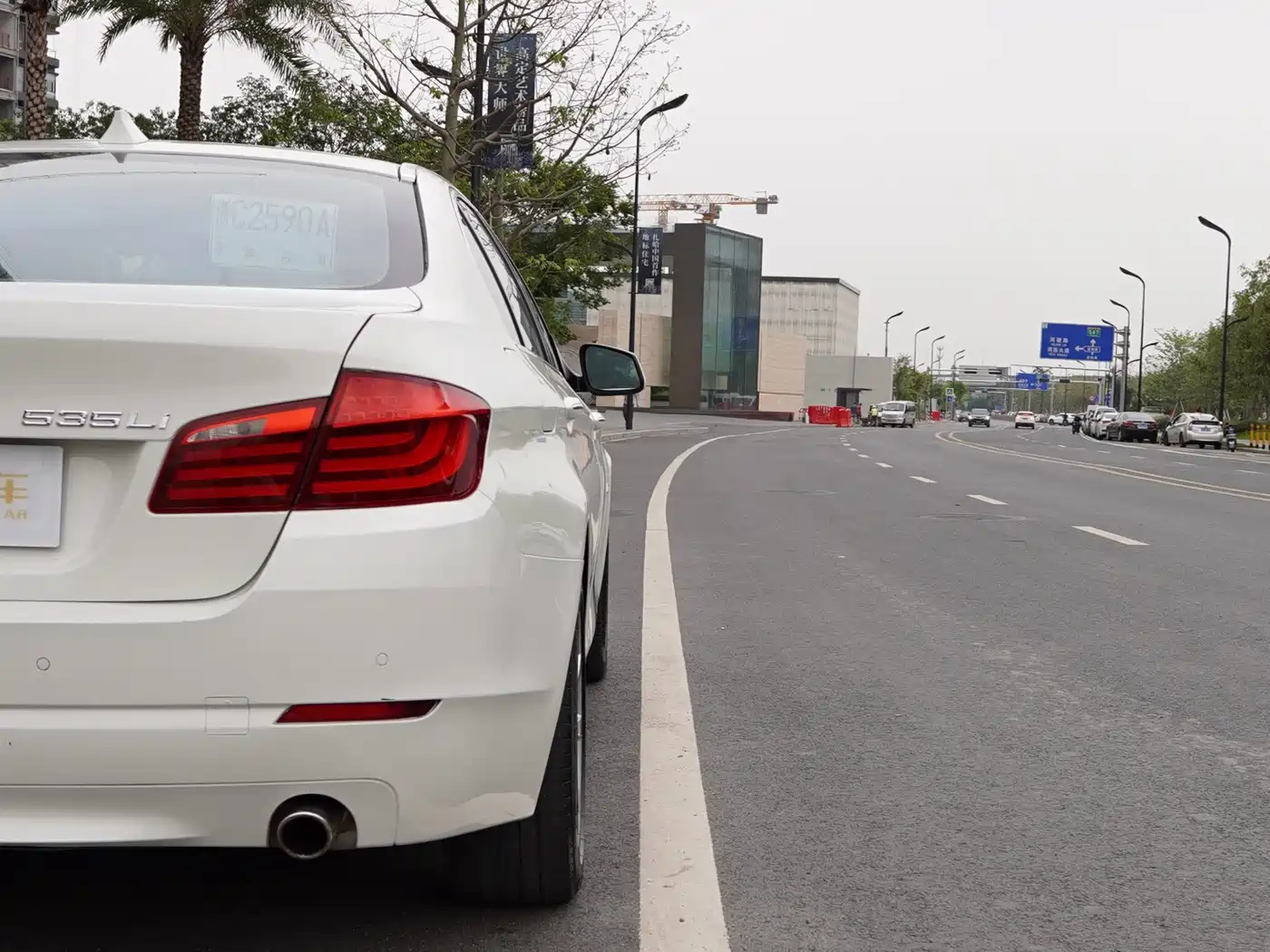 BMW 5 Series 2011 535Li Leading фото 27