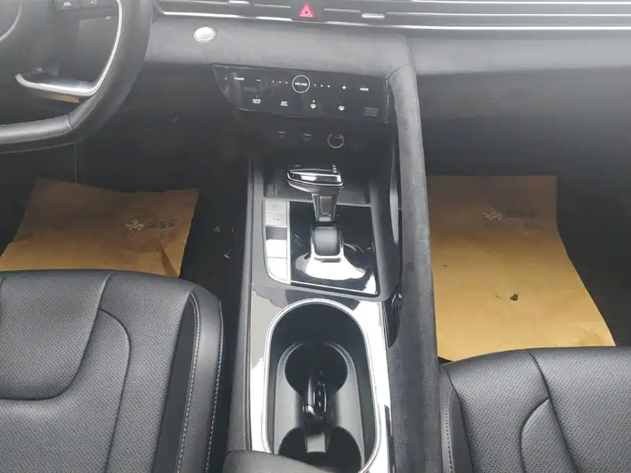 Hyundai Elantra 2021 1.5L CVT LUX Premium Edition фото 16