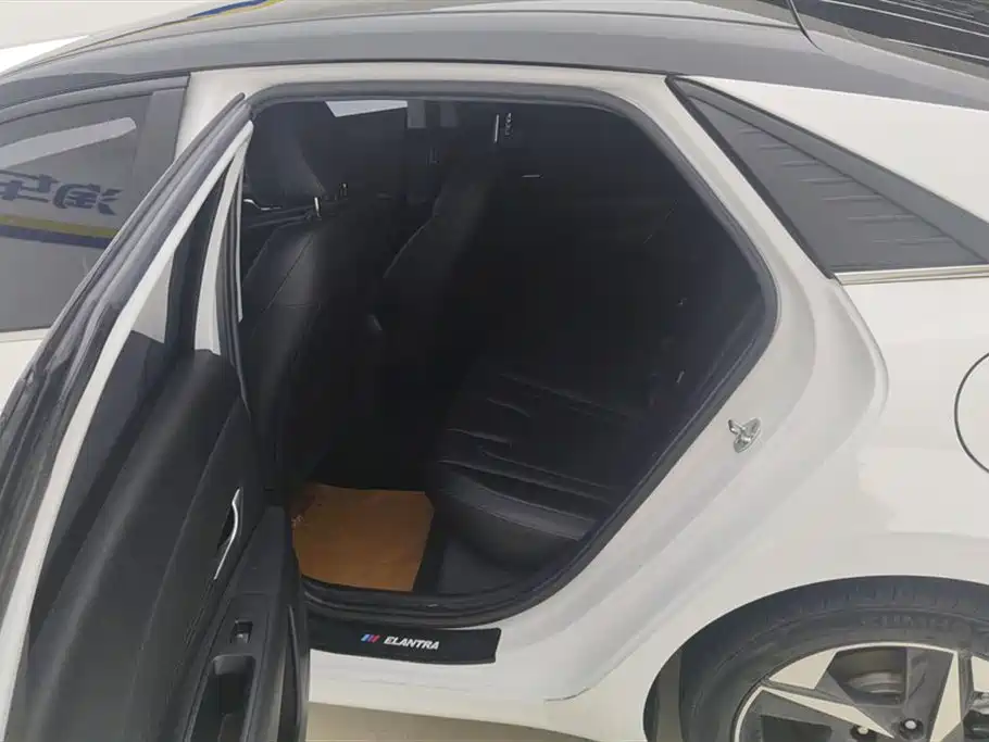 Hyundai Elantra 2021 1.5L CVT LUX Premium Edition фото 11