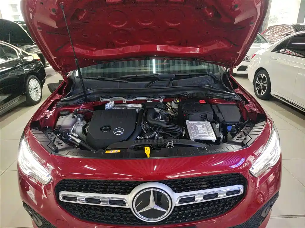 MERCEDES-BENZ GLA