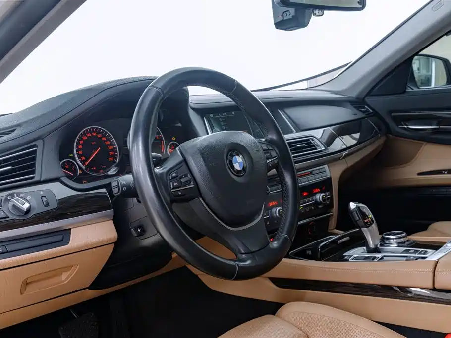 BMW 7 Series 2013 Model 740Li Luxury фото 9