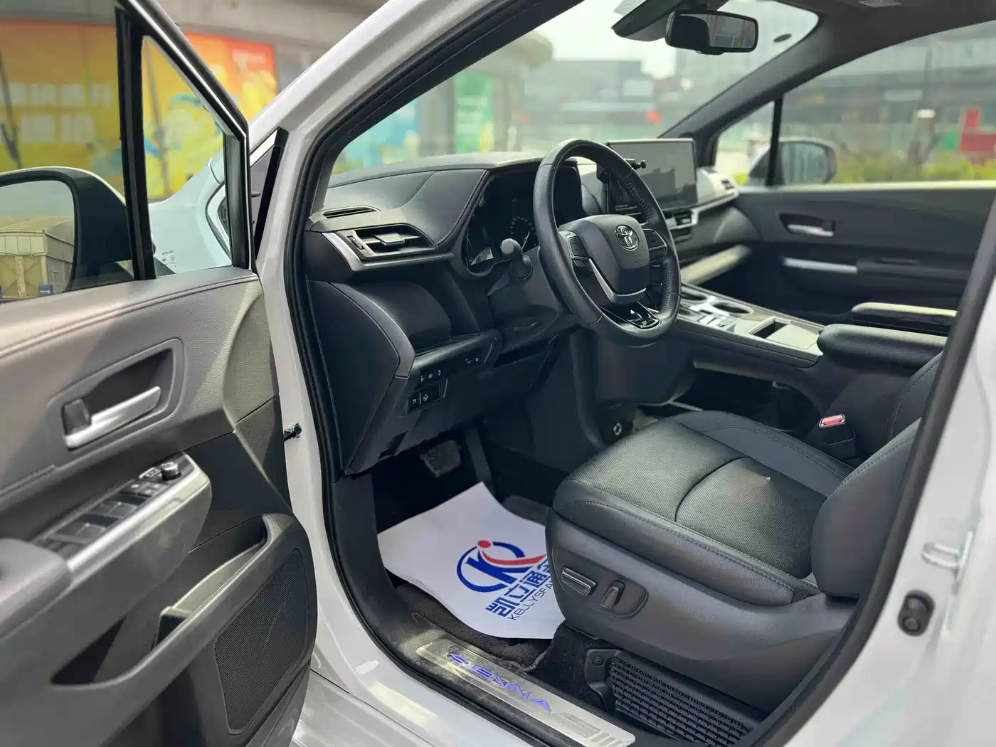 Toyota Sienna 2021 2.5L Hybrid Premium Edition фото 11