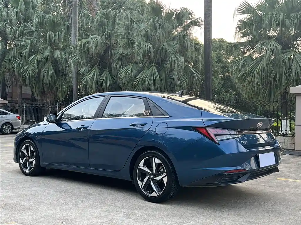 Hyundai Elantra 2021 1.5L CVT LUX Premium Edition фото 9