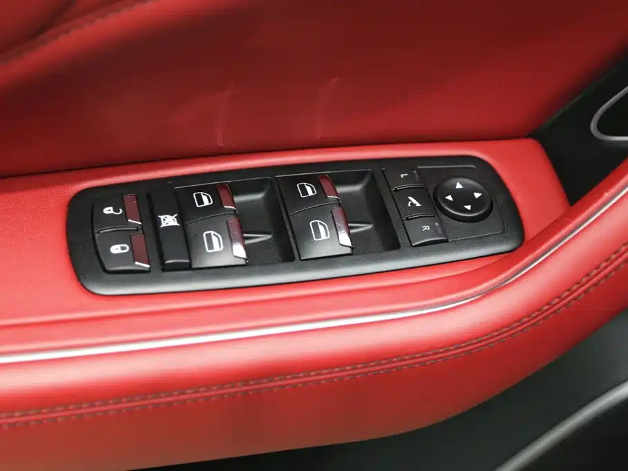 Photo 12 - Maserati Levante