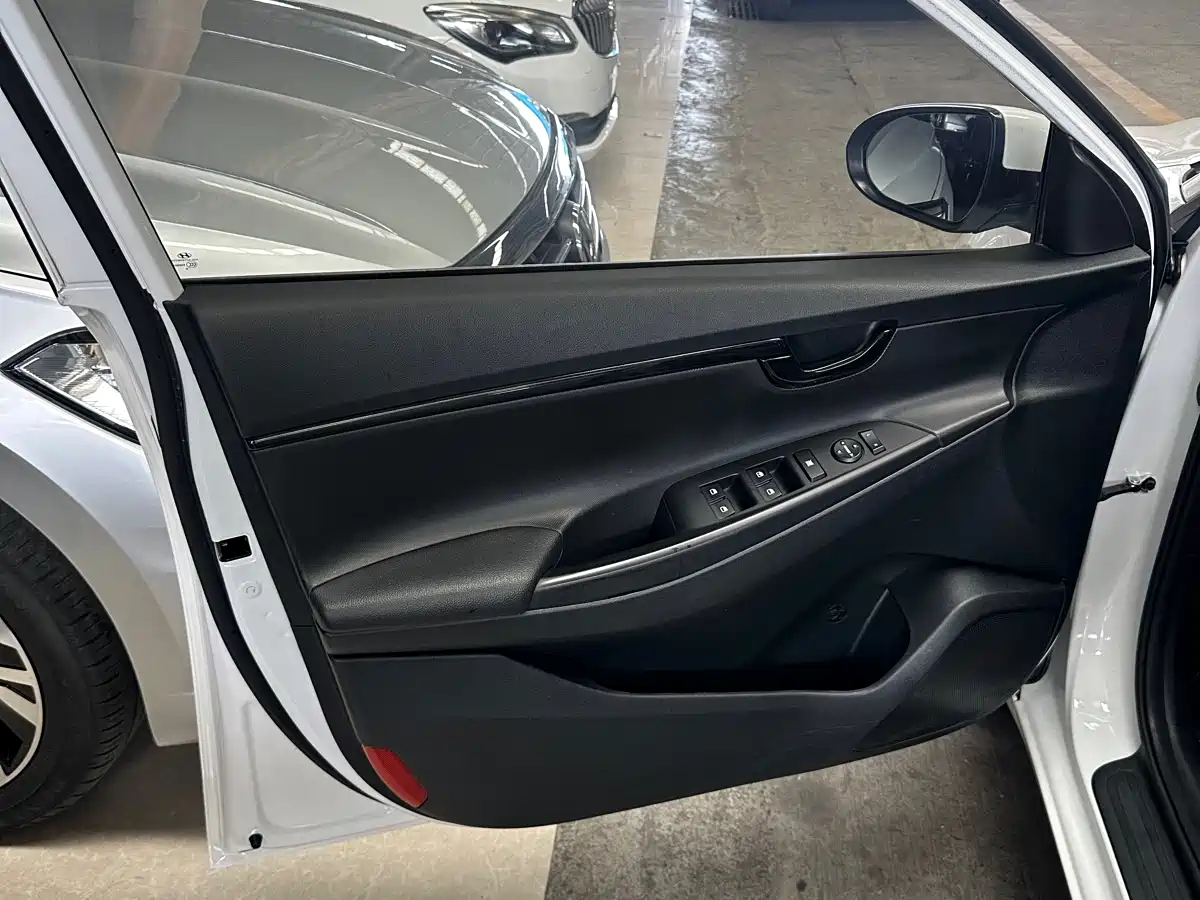 Hyundai Elantra 2018 1.6L Automatic Pleasing Edition GL China VI фото 10