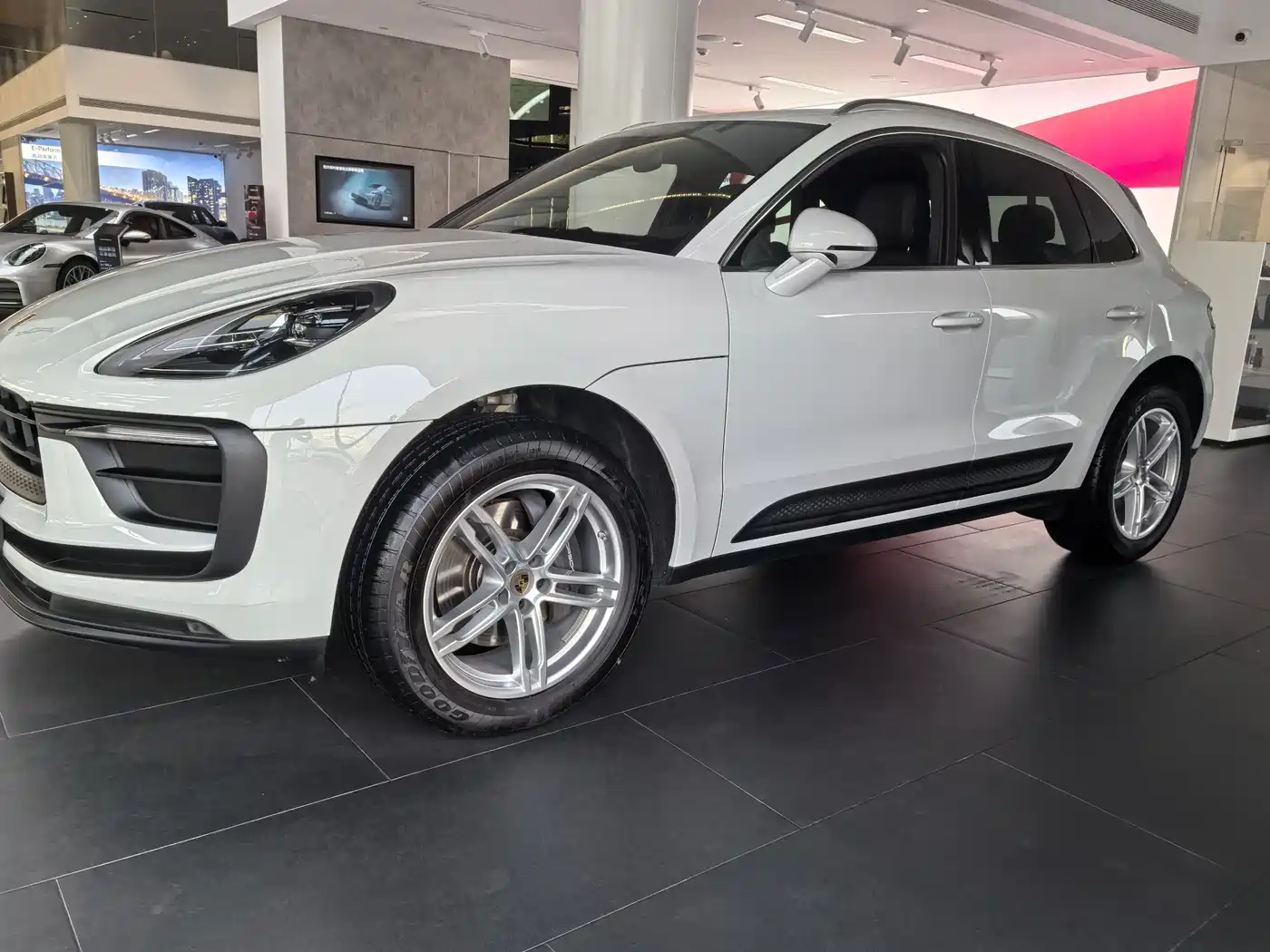 PORSCHE MACAN