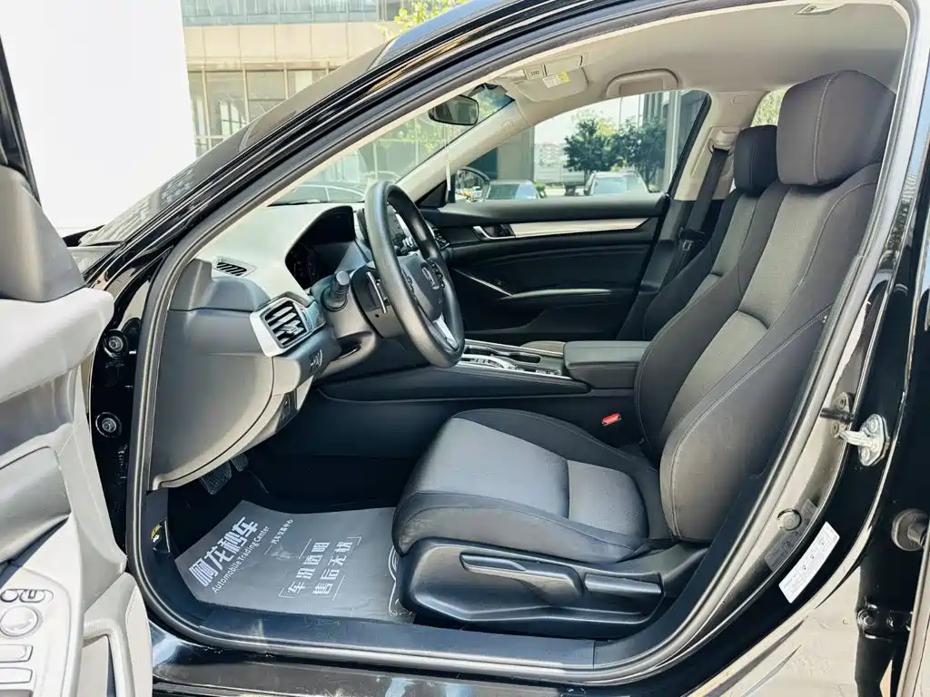 Photo 11 - Honda Accord