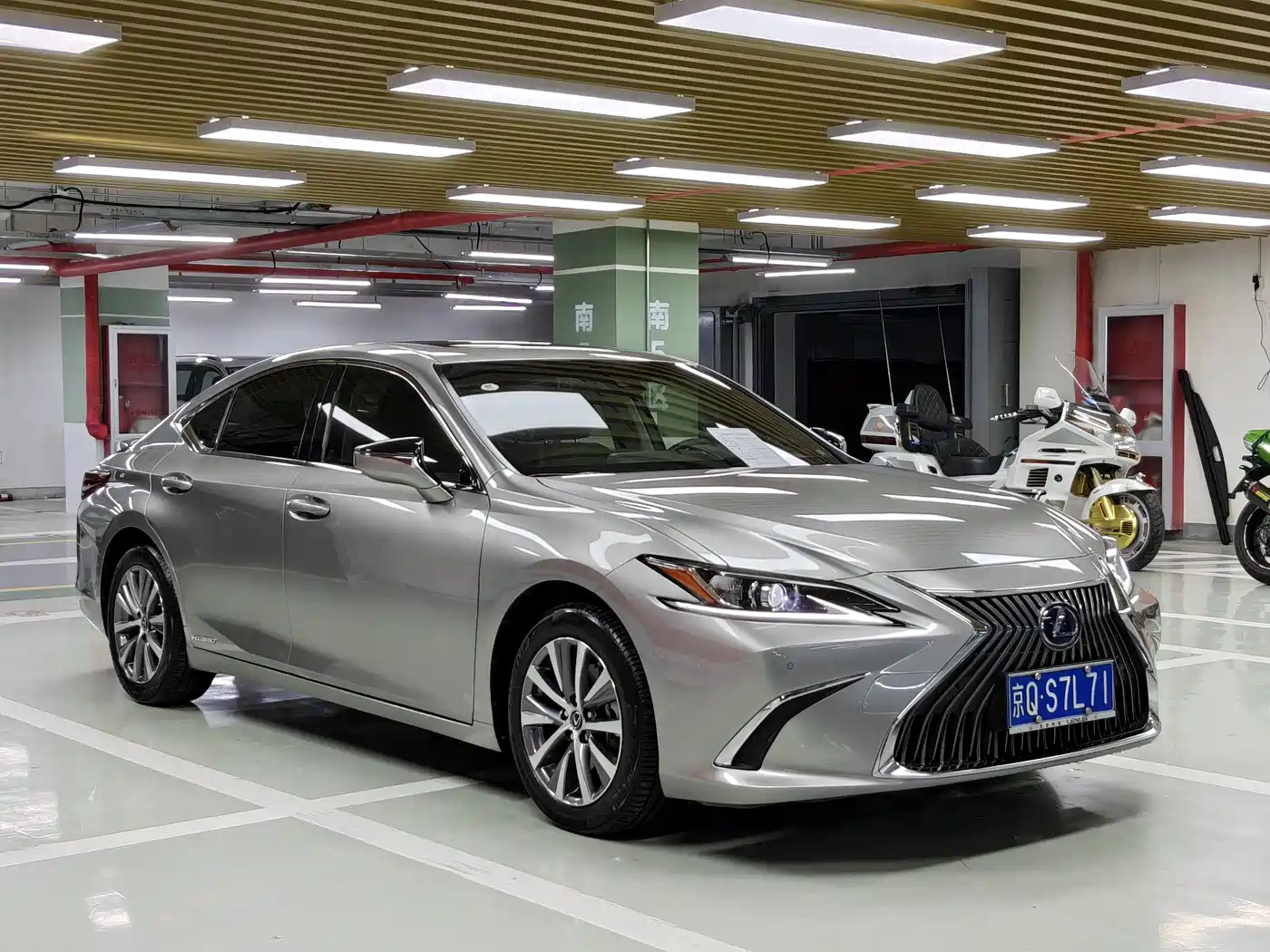 Lexus ES 2018 300h Excellence Edition China V фото 3