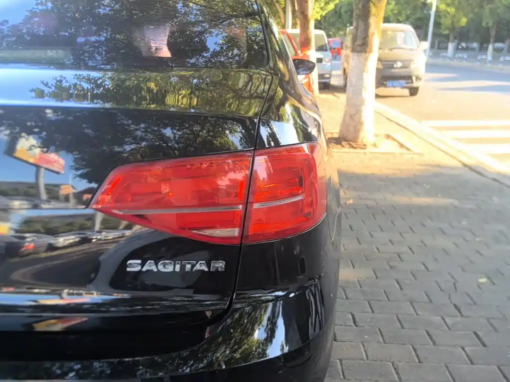 Photo 8 - Volkswagen Sagitar