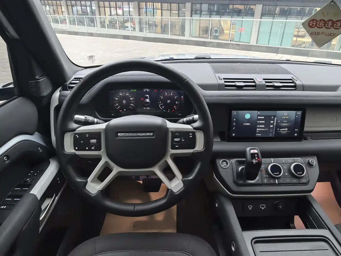 Land Rover Defender 2021 110 P400 Dark Special Edition фото 7