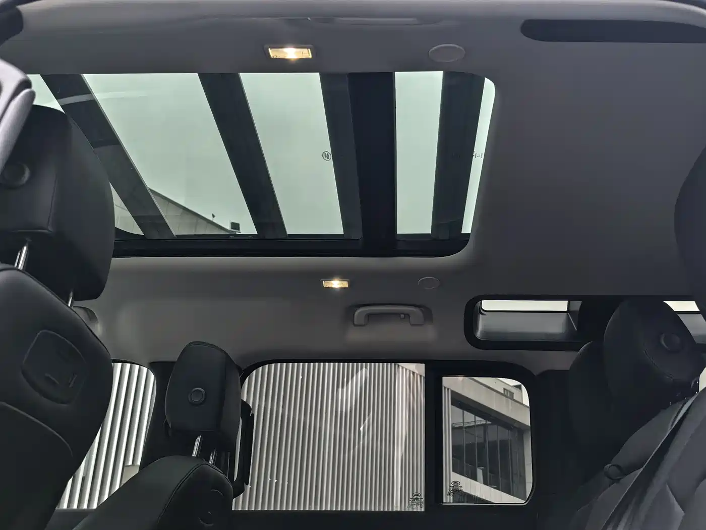 Land Rover Defender 2021 110 P400 Dark Special Edition фото 14