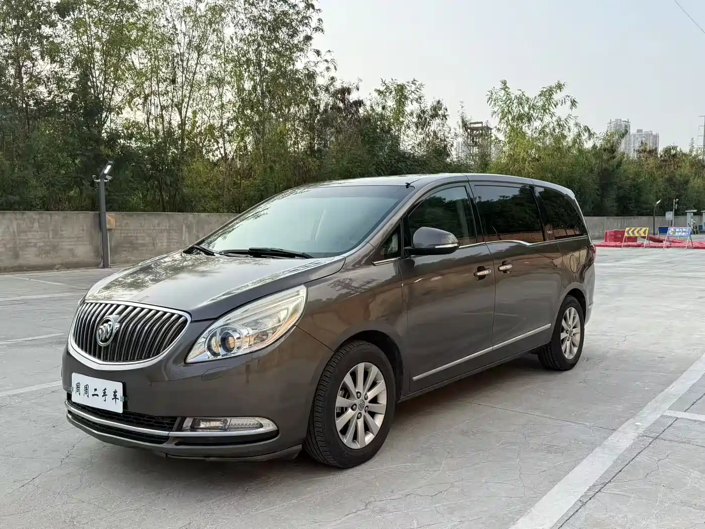 Photo 1 - Buick GL8