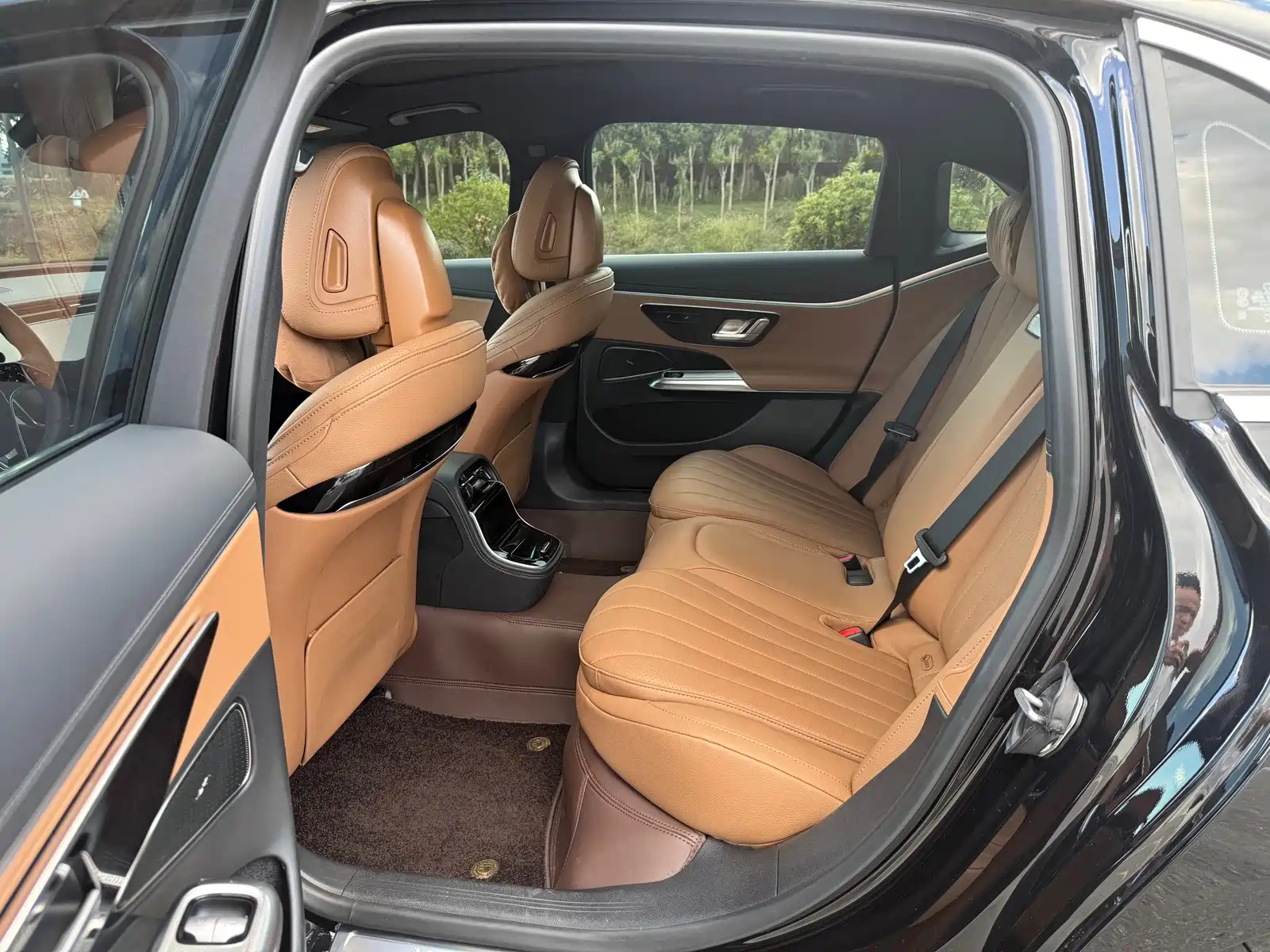 Photo 8 - Mercedes-Benz E-Class
