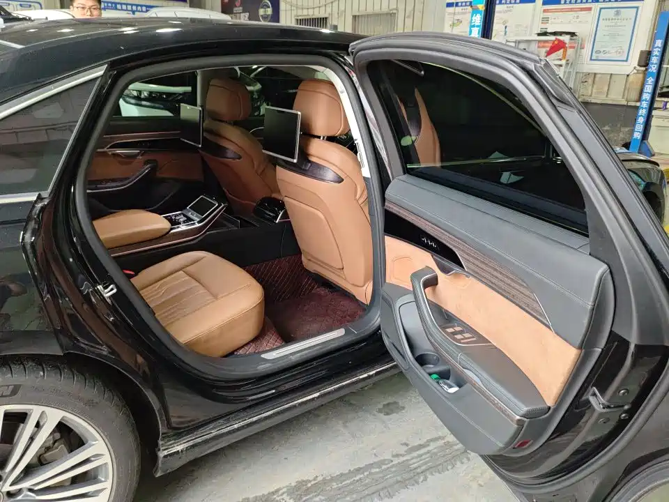 Photo 6 - Audi A8