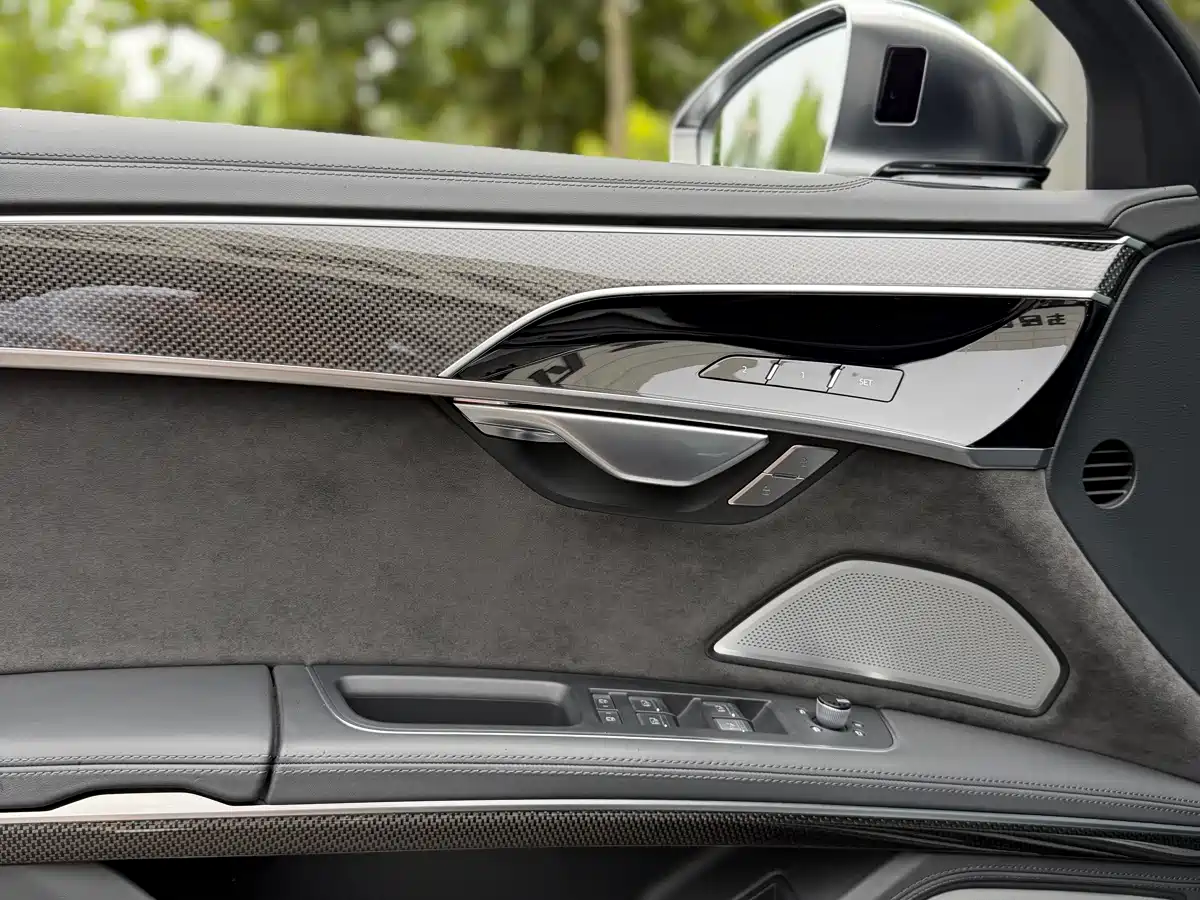Photo 9 - Audi S8