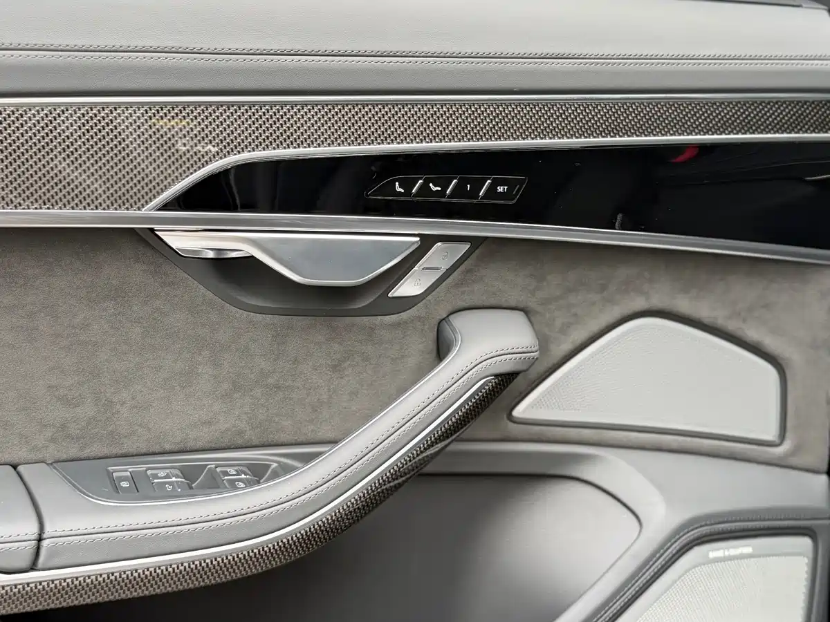 Photo 19 - Audi S8