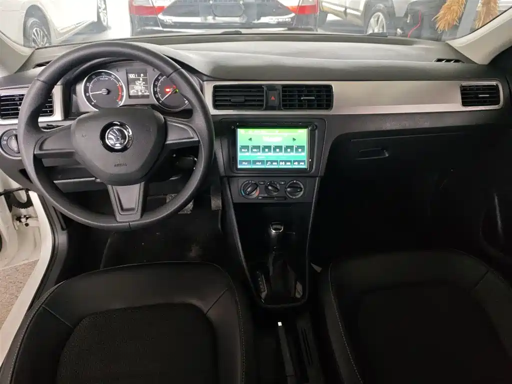 Škoda Skoda Rapid Spaceback 2016 Facelift 1.6L Automatic Innovation Edition фото 10