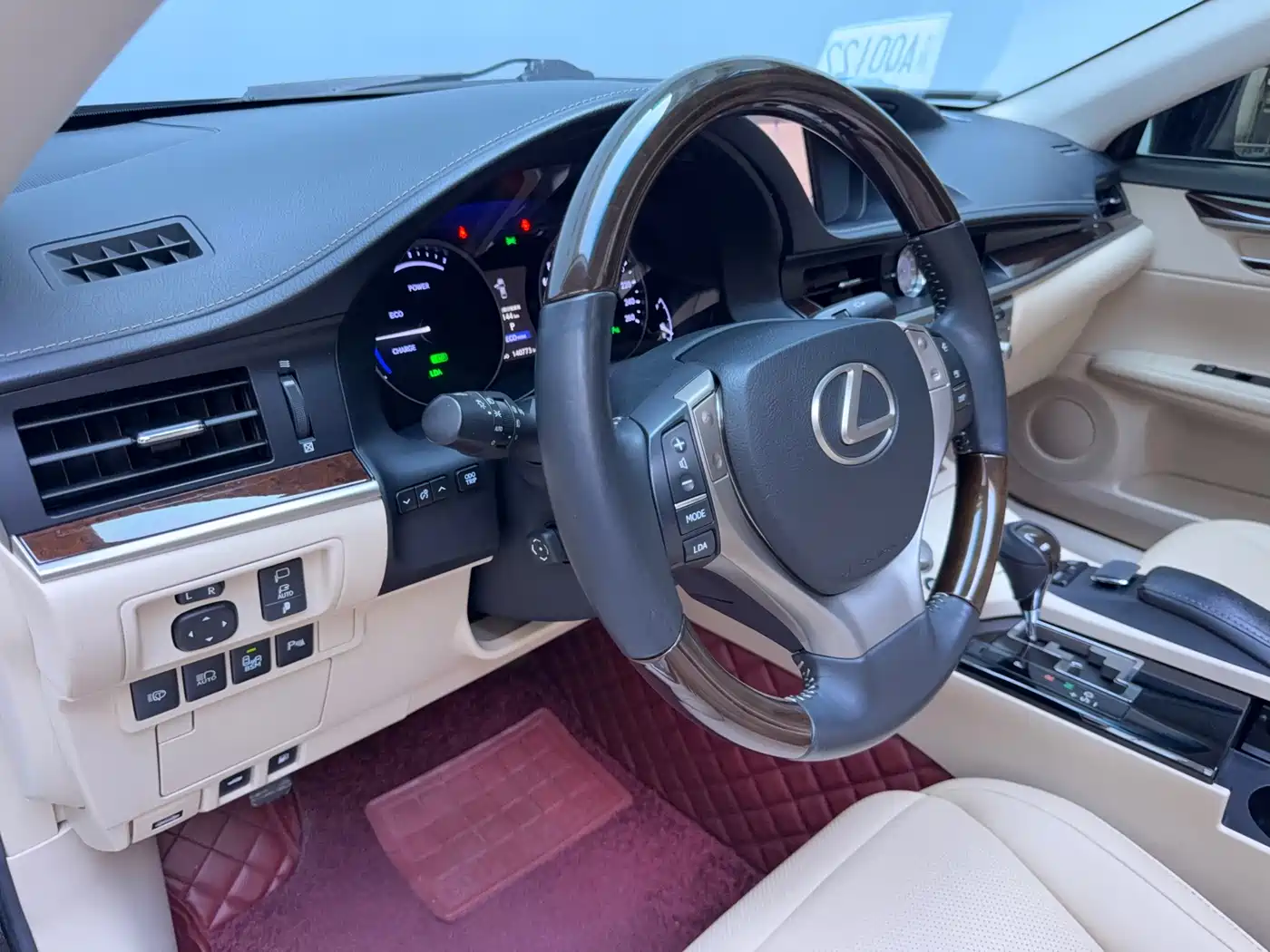 Lexus ES 2013 300h Luxury Edition фото 32