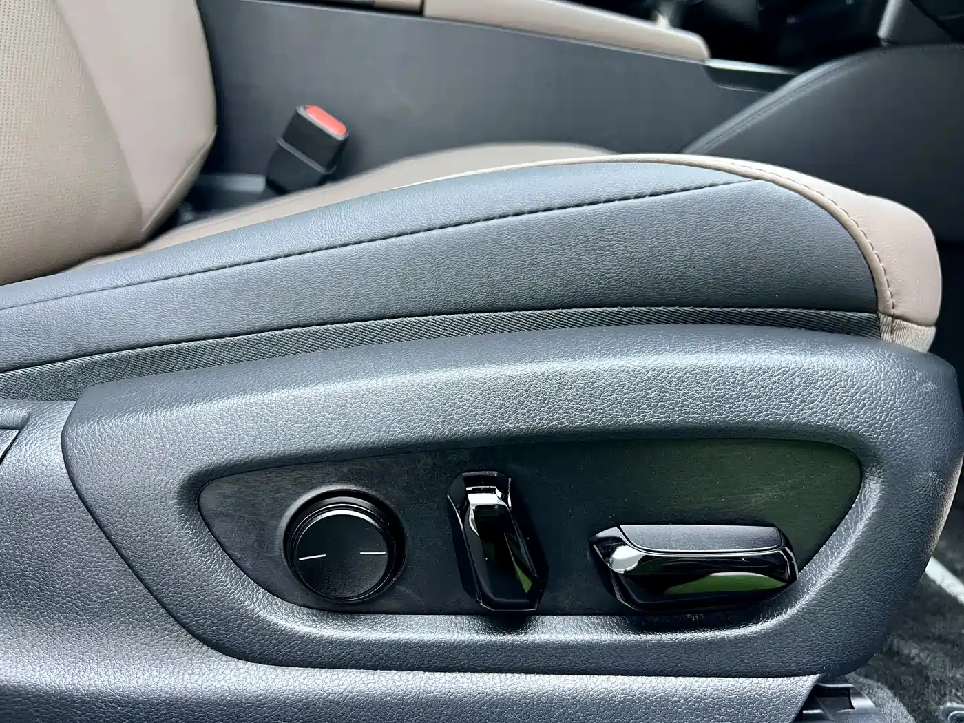 Lexus ES 2023 200 Excellence Edition фото 10